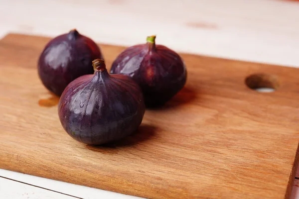 Fresh Ripe Purple Figs. Figs are considered to be the oldest cultivated plant. — Stock Photo, Image