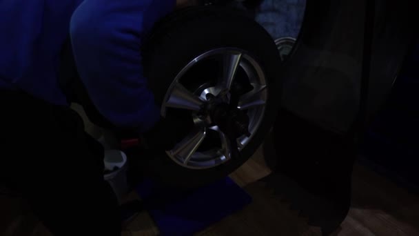 Закрытие балансировки колес. The Process Tire Service, Tire In Motion — стоковое видео