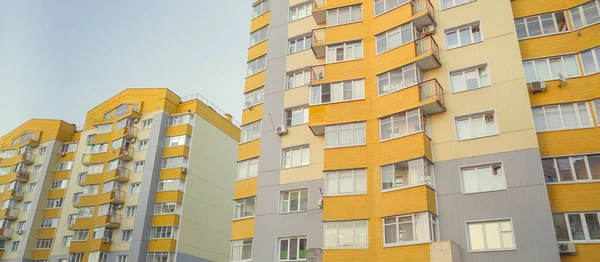 Modern çok katlı apartman. Çağdaş mimari. Bina parçası. Apartman bloğu. Konut binası. Çok katlı bir binanın inşaatı.
