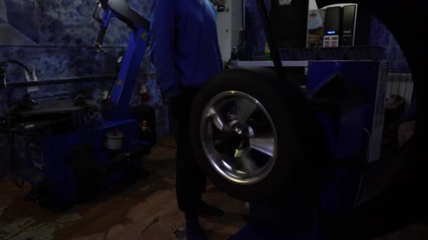 Процесс обслуживания шин, шина в движении — стоковое видео