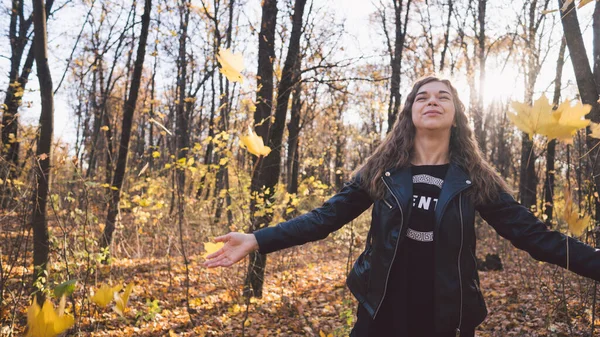 Schöne Frau posiert im herbstlichen Wald. Mädchen in schwarzer Lederjacke spaziert im Wald — Stockfoto