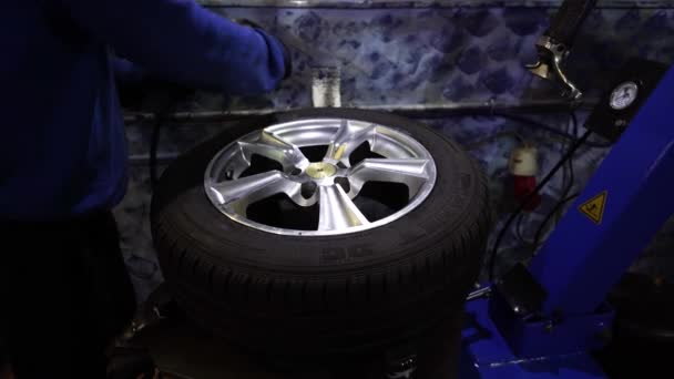 Moscou, Rússia 18 de outubro de 2019: Equilibração ou reparo de rodas e mudança de pneu de carro no serviço de automóveis. Garagem ou oficina por mecânico — Vídeo de Stock