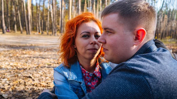 Portrait d'un couple marié dans la forêt d'automne. — Photo