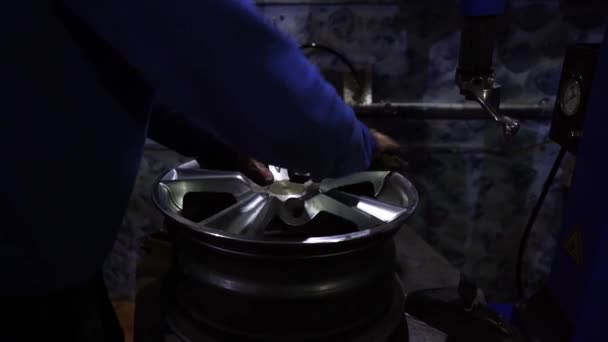 Der Prozess-Reifenservice, Tire In Motion. Ingenieur wuchtet Autorad auf Auswuchtmaschine in Werkstatt — Stockvideo