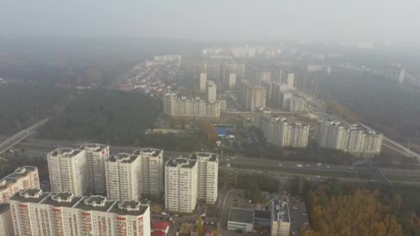 Vista aérea do topo da floresta de outono em frente à cidade. Vista aérea superior da floresta colorida de outono em frente à cidade. Paisagem urbana dourada do outono, vista aérea do drone do horizonte da cidade e floresta com amarelo — Vídeo de Stock