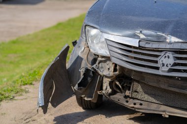 Kazadan sonraki araba. Yoldaki kırık araba. Bir kaza sonucu arabanın gövdesi zarar görmüştür. Trafik kazasında yüksek hızda kafa. Otobanda çarpıştıktan sonra arabanın gövdesinde izler var..