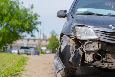 Kazadan sonraki araba. Yoldaki kırık araba. Bir kaza sonucu arabanın gövdesi zarar görmüştür. Trafik kazasında yüksek hızda kafa. Otobanda çarpıştıktan sonra arabanın gövdesinde izler var..
