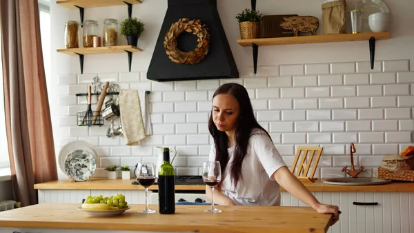 Una Joven Bebiendo Vino Tinto Mesa Primer Plano Hembra Adulta —  Fotos de Stock