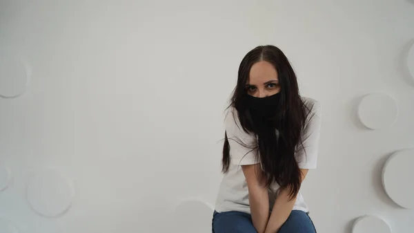 Jeune Femme Masque Médical Noir Posant Sur Fond Mur Blanc — Photo