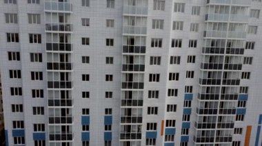 Güneşli bir günde modern apartman binaları. Modern bir apartmanın ön cephesi. Modern apartman binası mimarisi.