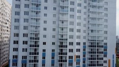 Güneşli bir günde modern apartman binaları. Modern bir apartmanın ön cephesi. Modern apartman binası mimarisi.