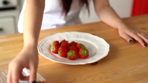 Mujer Que Pone Fresas Mesa Cierre Las Manos Las Mujeres — Vídeos de Stock