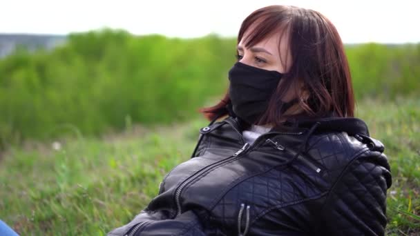Bulutlu Bir Günde Tepede Uzanan Siyah Tıbbi Maskeli Günlük Elbiseli — Stok video
