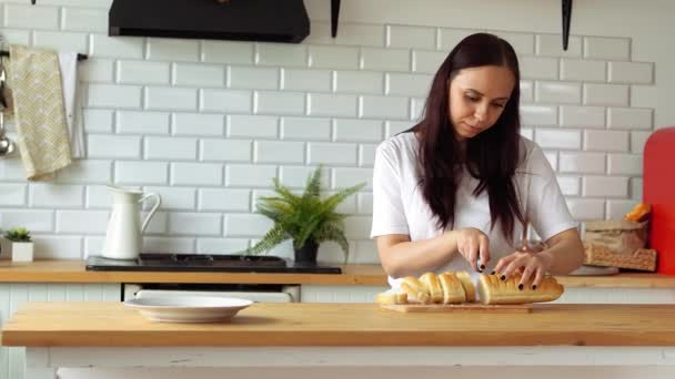 Las Manos Las Mujeres Cortando Baguette Con Cuchillo Tablero Picar — Vídeos de Stock