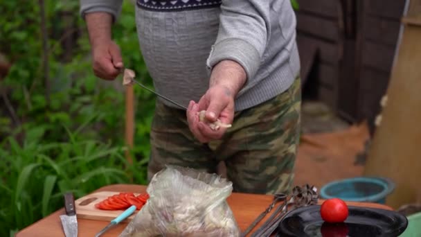 Reifer Mann Spießt Rohe Schaschlik Spieß Auf Großaufnahme Halten Männerhände — Stockvideo