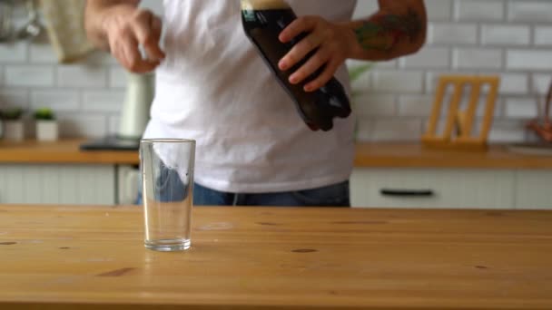 Närbild Människan Öppna Flaska Lemonad Och Hälla Den Glas Mäns — Stockvideo