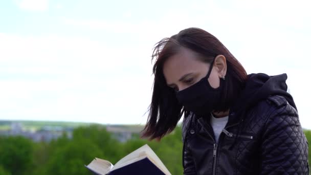 Siyah Tıbbi Maskeli Günlük Kıyafetleriyle Tepede Oturmuş Bulutlu Bir Günde — Stok video