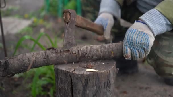 Homem Maduro Cortando Madeira Log Livre Close Das Mãos Dos — Vídeo de Stock