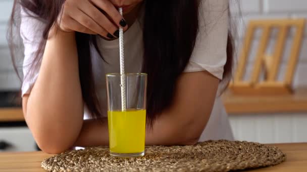 Feche Jovem Mulher Bebendo Refrigerante Laranja Cozinha Feminino Apreciando Limonada — Vídeo de Stock