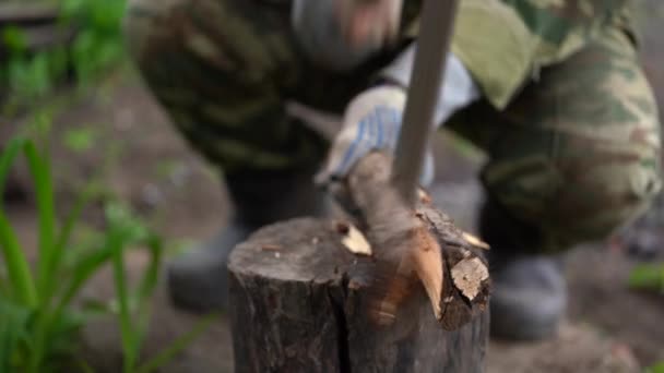 Reifer Mann Hackt Holz Auf Baumstämmen Freien Männerhände Beim Holzhacken — Stockvideo