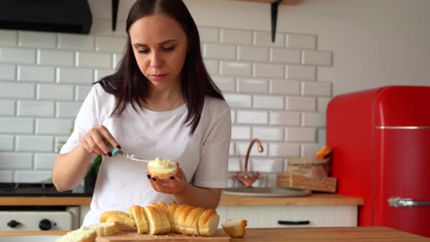 Jeune Femme Étalant Pain Tranché Fromage Fondu Dans Cuisine — Video