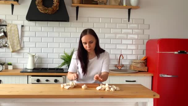 Mladá Žena Krájí Houby Dřevěné Desce Kuchyni Ženské Řezání Bílé — Stock video