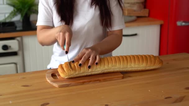 Närbild Kvinna Skära Bröd Träskiva Köket Kvinnors Händer Skära Baguette — Stockvideo