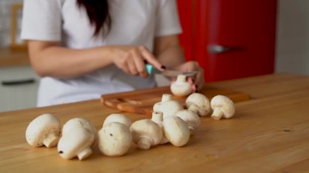 Giovane Donna Che Taglia Funghi Tavola Legno Cucina Champignon Bianco — Video Stock