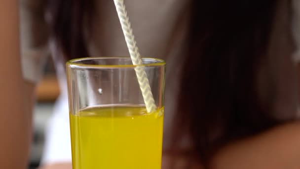 走近点 年轻女人在厨房里喝桔子汽水 女人们喜欢喝碳酸柠檬水和稻草 — 图库视频影像