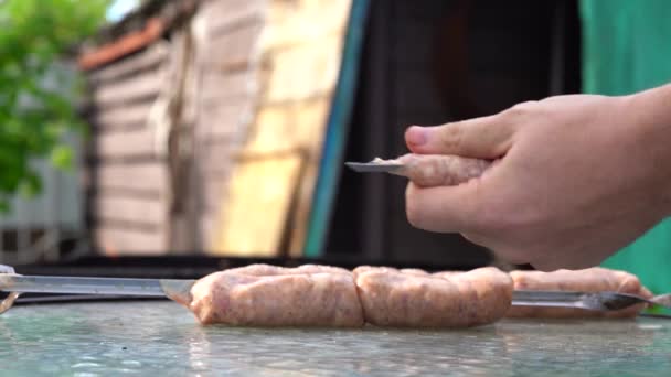 Homme Empale Des Saucisses Crues Sur Une Brochette Gros Plan — Video
