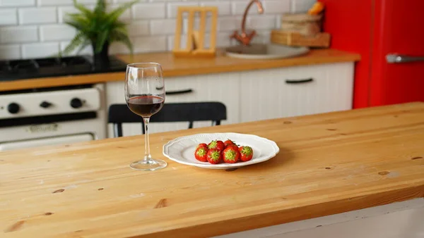 Mutfaktaki Tabakta Çilek Olan Bir Bardak Şarabı Kapat — Stok fotoğraf