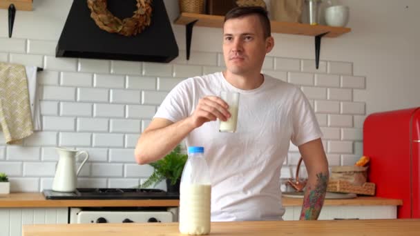 Młody Człowiek Pijący Mleko Kuchni Dorosły Mężczyzna Korzystających Użyteczny Napój — Wideo stockowe