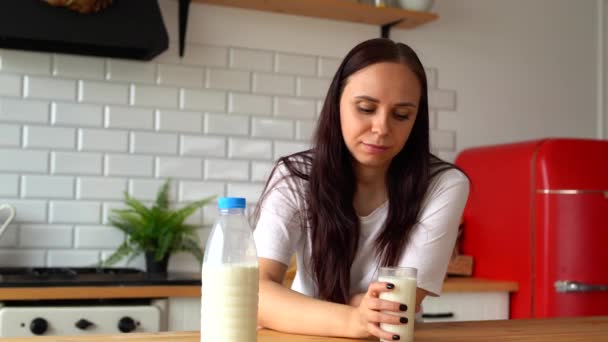 Jonge Vrouw Die Melk Drinkt Keuken Volwassen Vrouw Genietend Van — Stockvideo