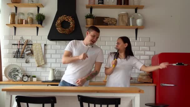 Couple Aimant Danser Chanter Avec Des Louches Dans Cuisine Homme — Video
