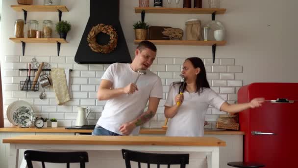 Amar Pareja Bailando Cantando Con Cucharones Cocina Hombre Mujer Juguetones — Vídeos de Stock