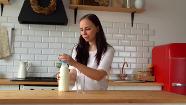 Kobieta Wlewa Mleko Szklanki Ręce Kobiety Napełniające Przezroczystą Szklankę Użytecznym — Wideo stockowe