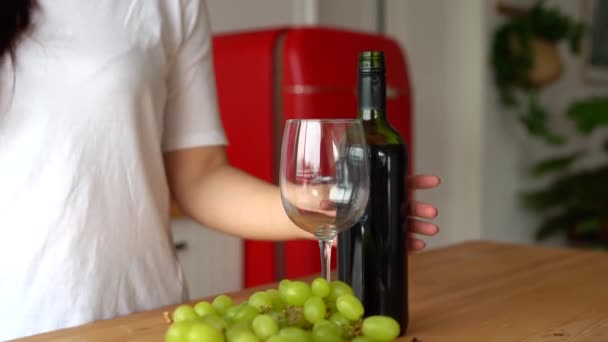 Młoda Kobieta Wlewa Czerwone Wino Szklanki Butelki Zbliżenie Ręki Kobiety — Wideo stockowe