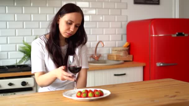 Mujer Joven Bebe Vino Tinto Sentado Mesa Cocina Adulto Solo — Vídeos de Stock