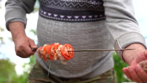 Volwassen Man Spietst Rauwe Shashlik Spies Close Van Mannen Handen — Stockvideo