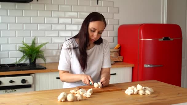 Młoda Kobieta Kroi Grzyby Drewnianej Desce Kuchni Kobieta Cięcia Biały — Wideo stockowe