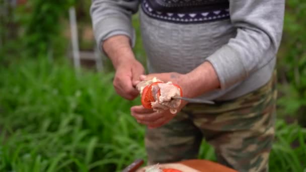 Reifer Mann Spießt Rohe Schaschlik Spieß Auf Großaufnahme Halten Männerhände — Stockvideo