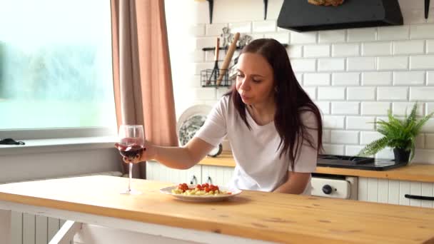 Mujer Joven Bebiendo Vino Tinto Comiendo Plato Plato Blanco Mujer — Vídeos de Stock