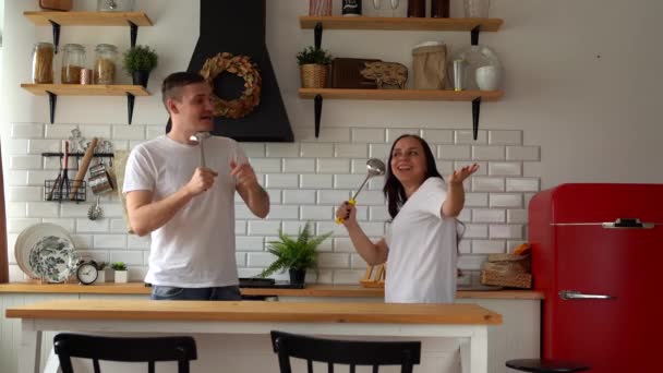 Amar Pareja Bailando Cantando Con Cucharones Cocina Hombre Mujer Juguetones — Vídeos de Stock