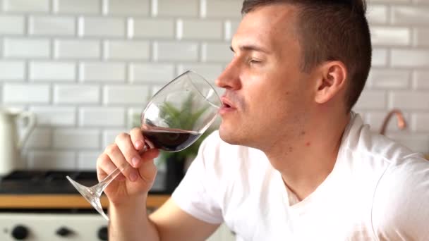 Närbild Ung Man Dricker Rött Vin Köket Ensam Vuxen Man — Stockvideo