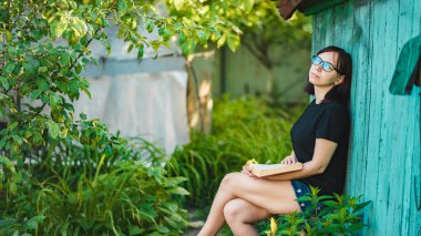 Kadın doğada dinleniyor, boş zamanlarının tadını çıkarıyor.