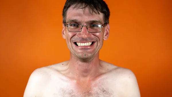 Retrato Adulto Riendo Macho Con Cuerpo Desnudo — Foto de Stock