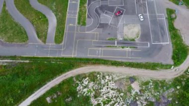 Sürücü kursu, çeşitli antrenman güzergahları olan güvenlik eğitimi alanı. Sürüş eğitimi yeri becerilerini geliştirmek için Otomatik Odaklama.