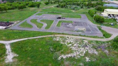 Sürücü kursu, çeşitli antrenman güzergahları olan güvenlik eğitimi alanı. Sürüş eğitimi yeri becerilerini geliştirmek için Otomatik Odaklama.