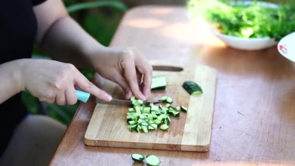 Vrouw Snijden Groene Komkommer Houten Plank Buiten Close Van Vrouwen — Stockvideo