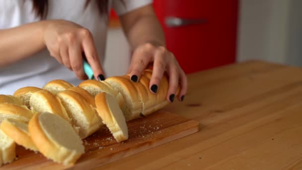 Großaufnahme Einer Frau Die Der Küche Brot Auf Einem Holzbrett — Stockvideo